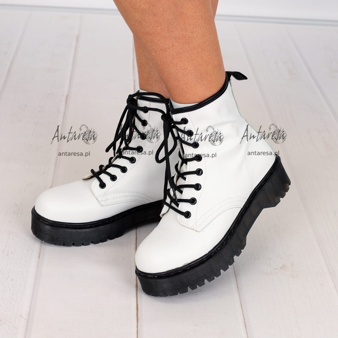 Sznurowane botki na czarnej platformie białe