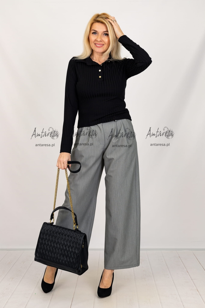 Czarna prążkowana bluzka Allumea z zapinanym dekoltem