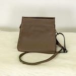 Potrójna torebka ze skóry naturalnej na długim pasku taupe