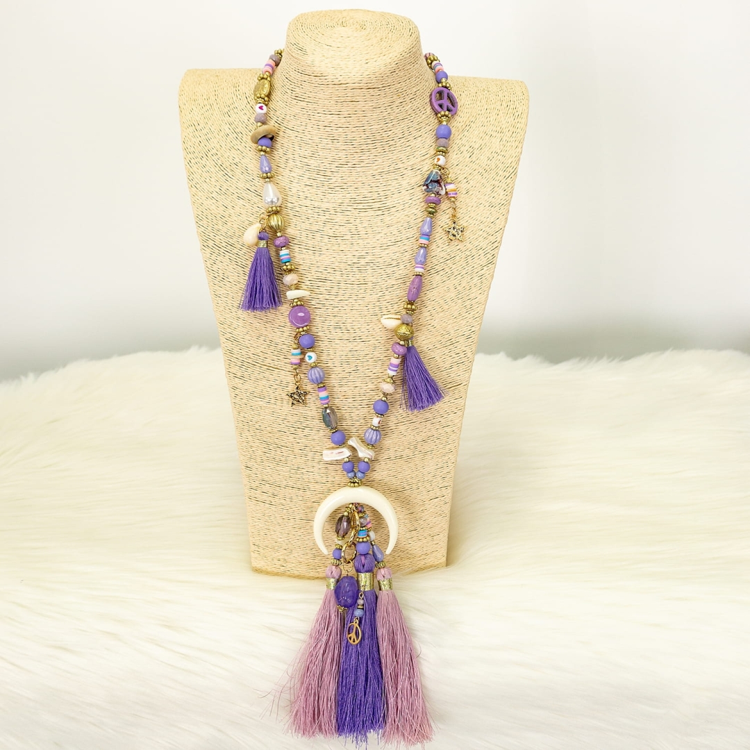 Długi naszyjnik w stylu boho korale księżyc z chwostami lila
