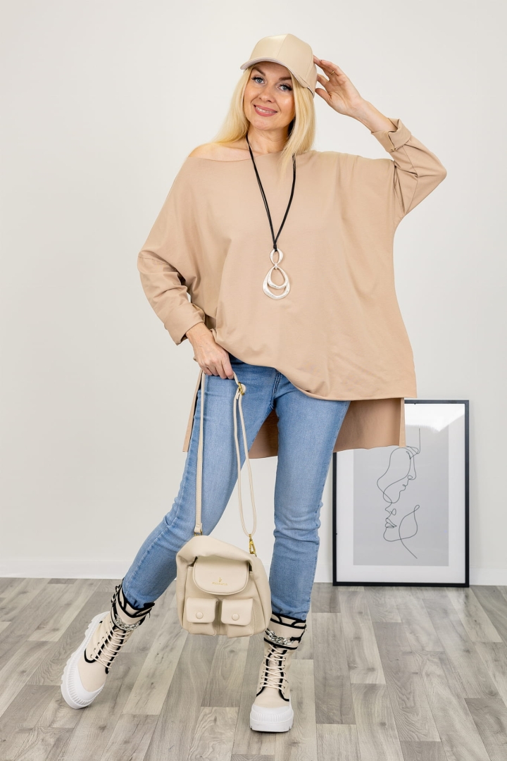 Mega oversizowa tunika z dłuższym tyłem i rozcięciami na bokach dekolt łódka Segesta beżowa ciemna