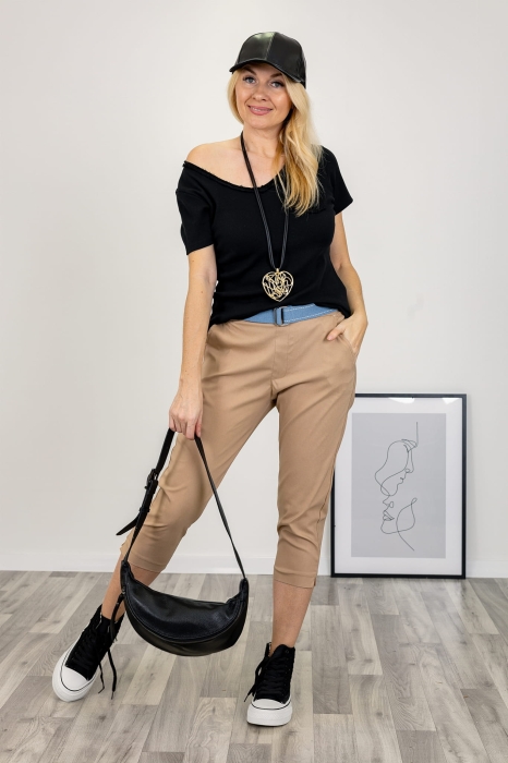 Gładkie spodnie z kieszeniami capri na gumie z błękitnym parcianym paskiem i drobnymi rozcięciami przy nogawkach Ailochea camelowe