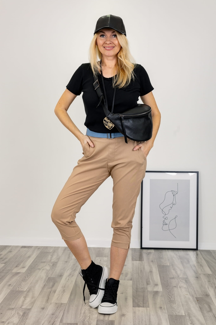 Spodnie capri damskie Ailochea camel z bocznymi rozcięciami