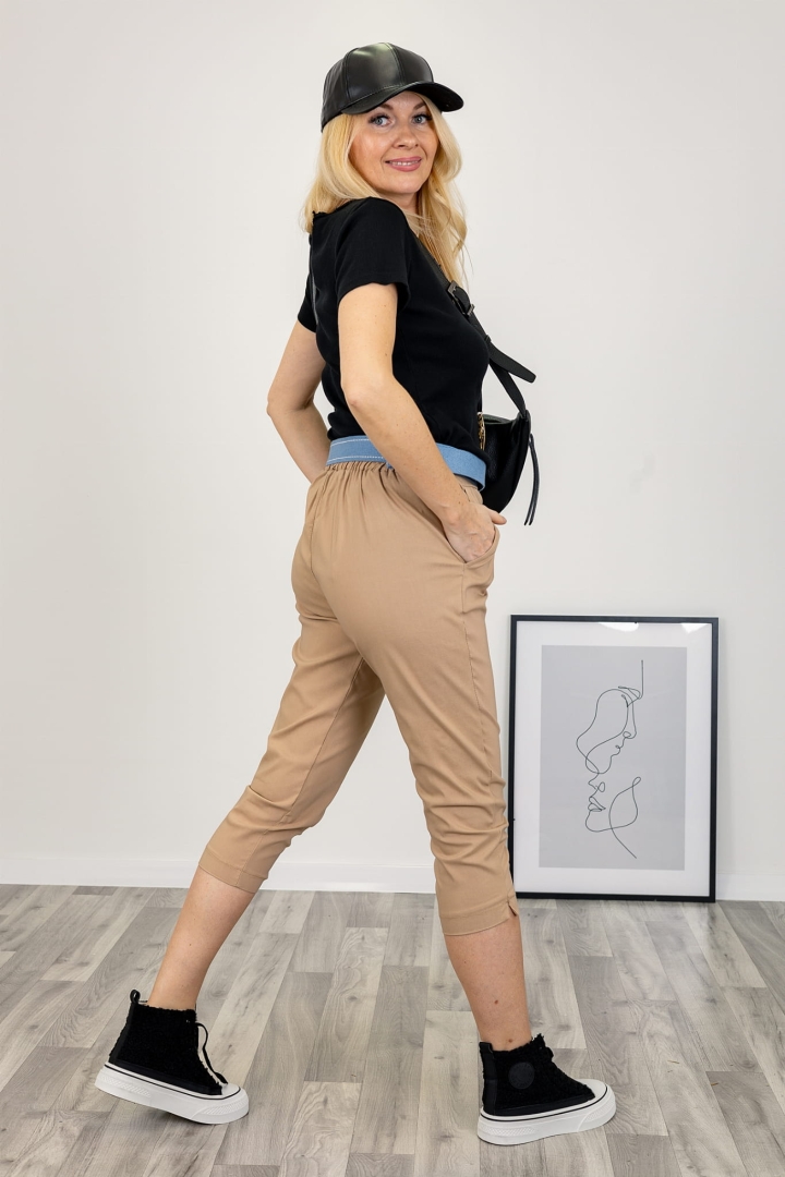 Stylowe camelowe spodnie 3/4 Ailochea na lato