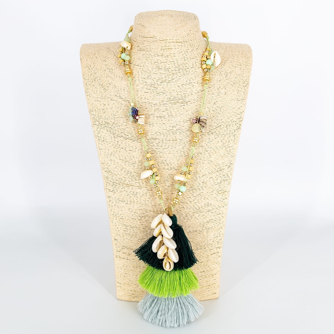 Długi naszyjnik w stylu boho złote koraliki muszelki z chwostem butelkowa zieleń z wiosenną zielenią