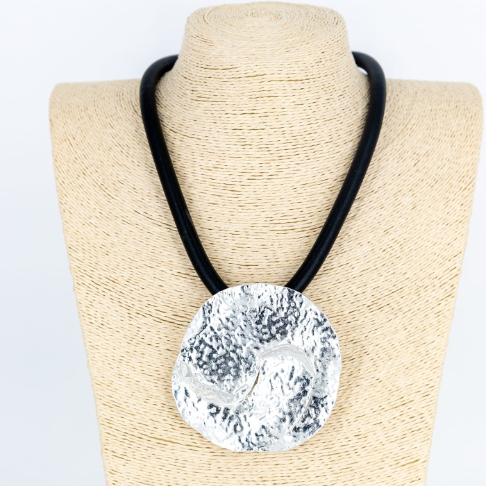 Naszyjnik z dużą metalową zawieszką srebrny kwiat na silikonowym czarnym