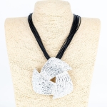 Naszyjnik wielowarstwowe woskowane sznurki z asymetryczną metalową zawieszką srebrny