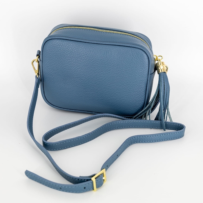 Mała skórzana torebka z ozdobnym chwostem na długim pasku jeansowa