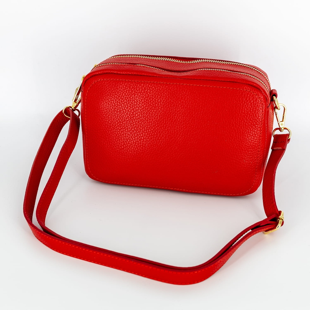 Mała skórzana torebka na długim pasku ze złotymi suwakami szkarłatna czerwień