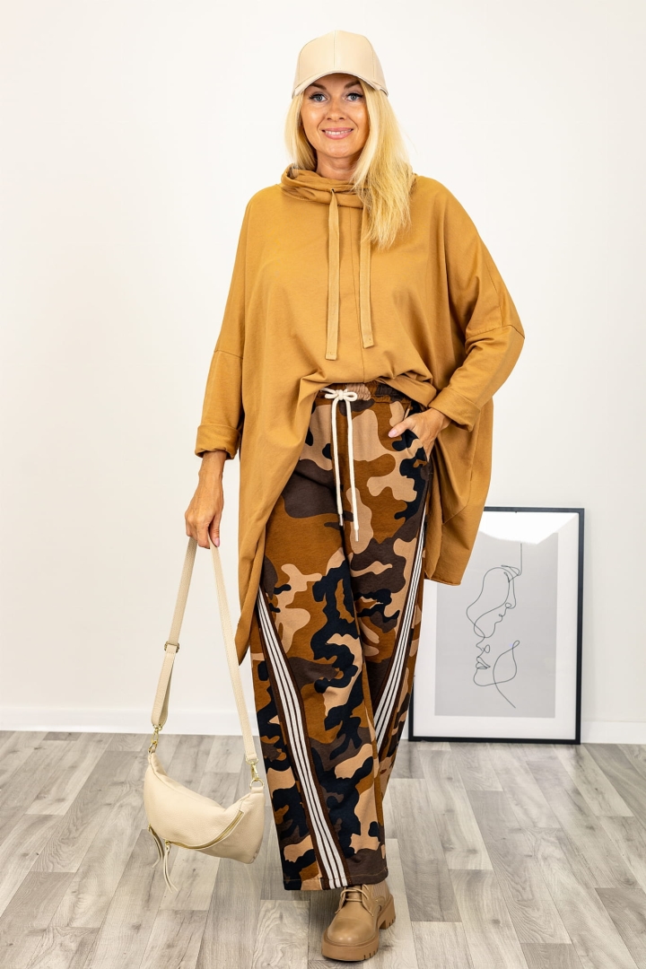 Dresowe spodnie moro Gerenzagoa wide leg z lampasami karmelowe