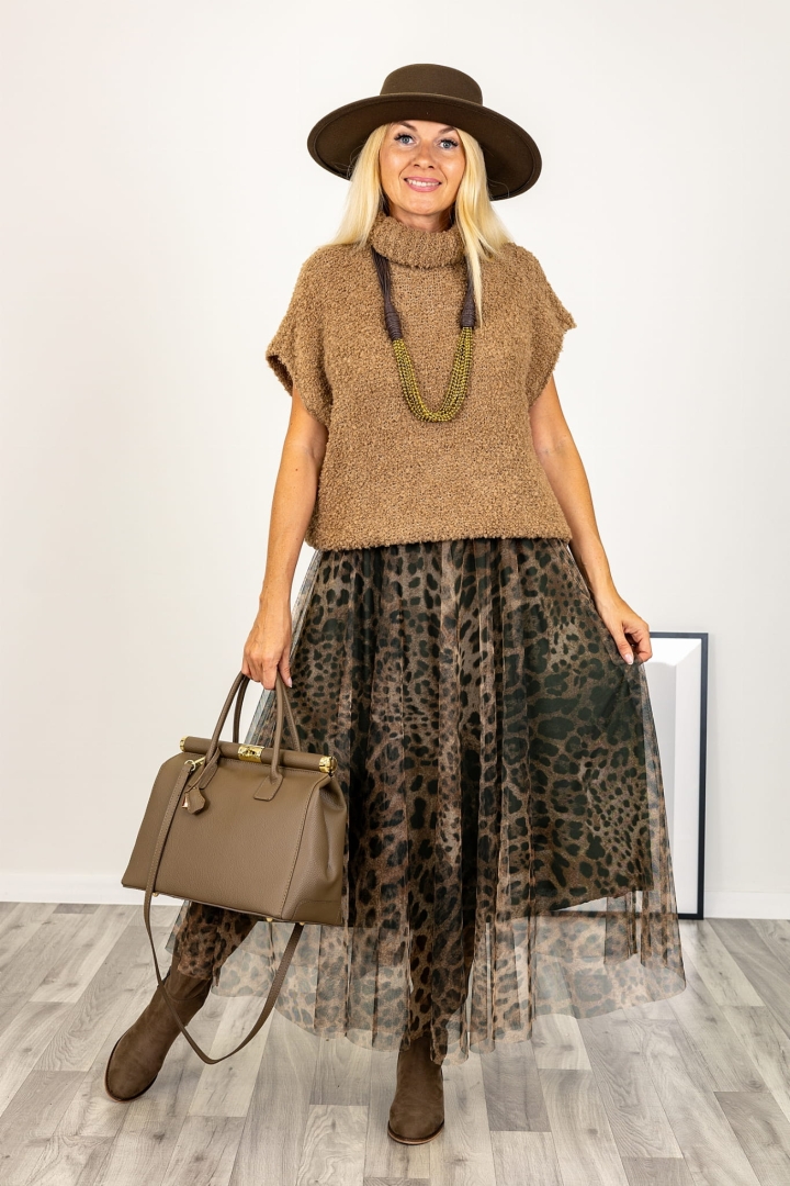 Dzianinowy golf damski w kolorze camelowym, fason oversize, bez rękawów