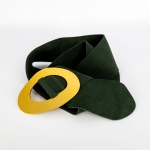 Szeroki pasek ze skóry zamszowej z ozdobną złotą klamrą zielony ciemny