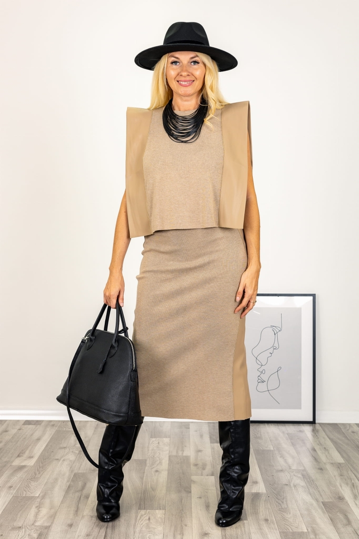 Komplet bluzka ze spódnicą Ercolanoa beżowy ciemny Antaresa dzianinowy nowoczesne wstawki z eko skóry i tylne rozcięcie spódnicy.