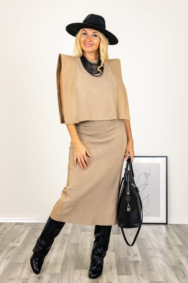 Beżowy ciemny komplet Ercolanoa Antaresa dzianinowy bluzka i spódnica wstawki z eko skóry wykończenie ramion rozcięcie z tyłu.