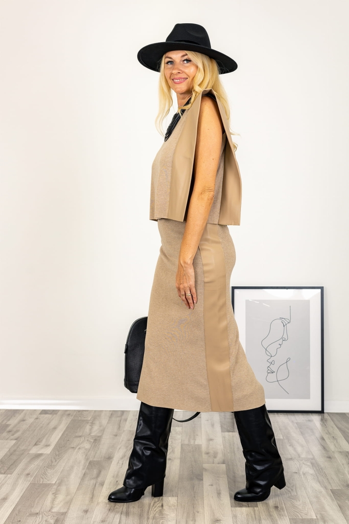 Antaresa komplet Ercolanoa beżowy ciemny dzianinowy z wstawkami z eko skóry bluzka z wyrazistym wykończeniem ramion i spódnica z rozcięciem.