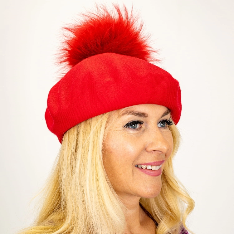 Czapka beret z futerkowym pomponem czerwony