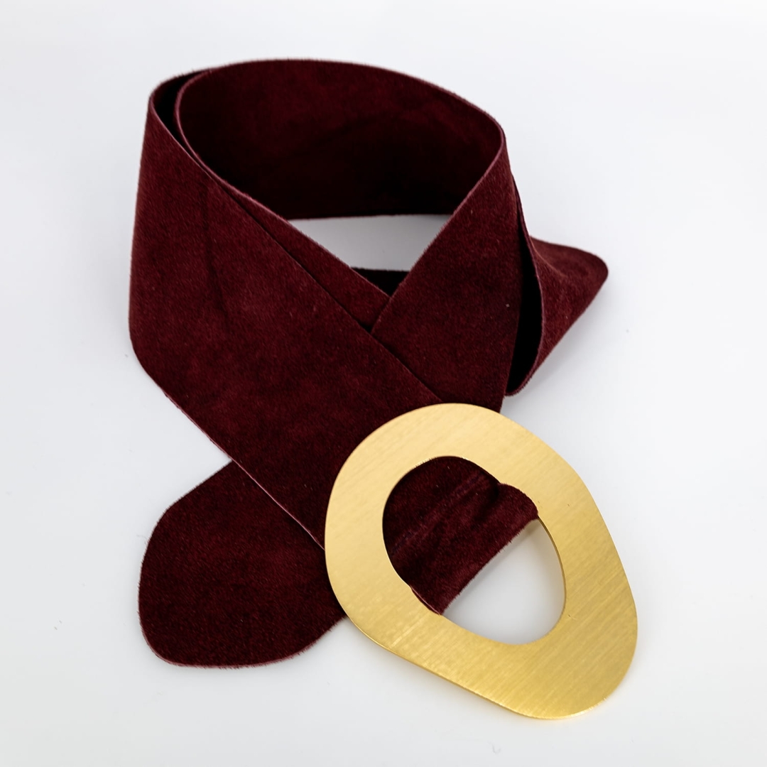 Szeroki pasek ze skóry zamszowej z ozdobną złotą klamrą merlot