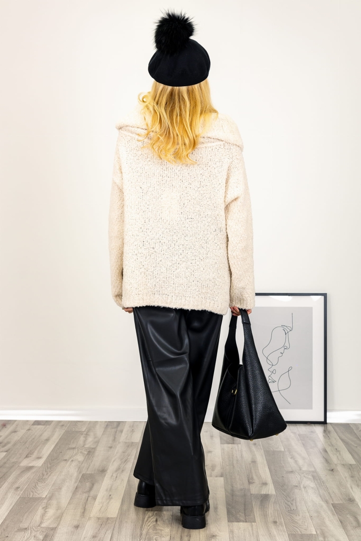 Ciepły sweter Celiera beżowy jasny z szerokim kołnierzem