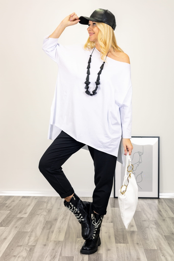 Mega oversizowa tunika z dłuższym tyłem i rozcięciami na bokach dekolt łódka Segesta biała