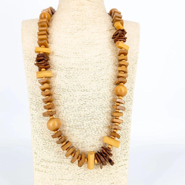 Modny drewniany naszyjnik z koralików inspirowany stylem boho i naturą brązowo camelowy