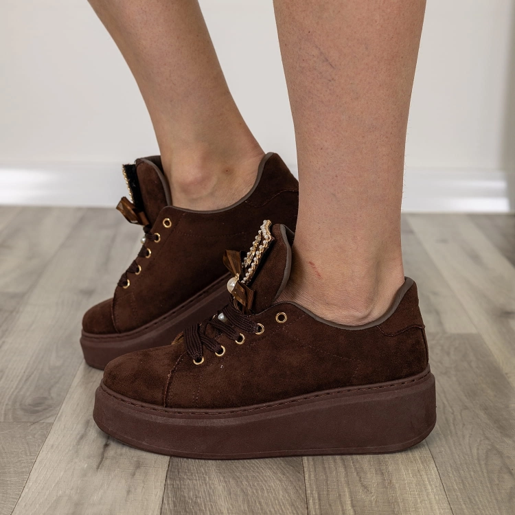 Trampki damskie na platformie. Modne buty z naszywkami, brązowy zamsz.