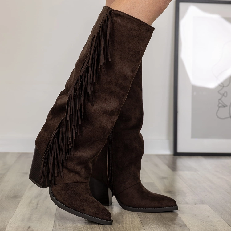 Modne kowbojki na obcasie, z frędzlami. Buty w stylu western, brązowe, szpic.