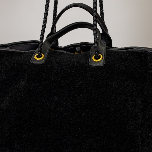 Pojemny czarny shopper na laptopa. Torebka futerkowa z pozłacanymi okuciami