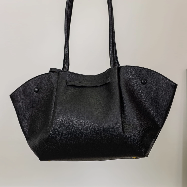 Czarny shopper z ekoskóry, Loanoa. Duża torba, bez suwaka.