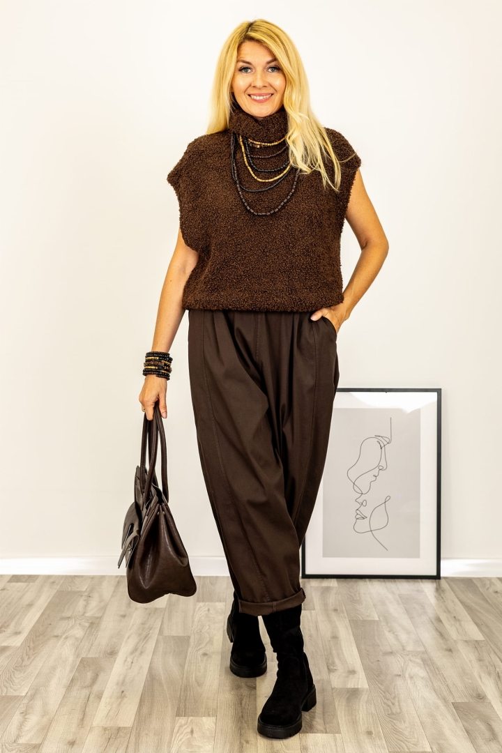 Brązowy golf damski. Oversizowy sweter z golfem bez rękawków. Dzianinowy golf Casalromanoa