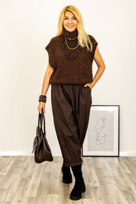 Brązowy golf damski. Oversizowy sweter z golfem bez rękawków. Dzianinowy golf Casalromanoa