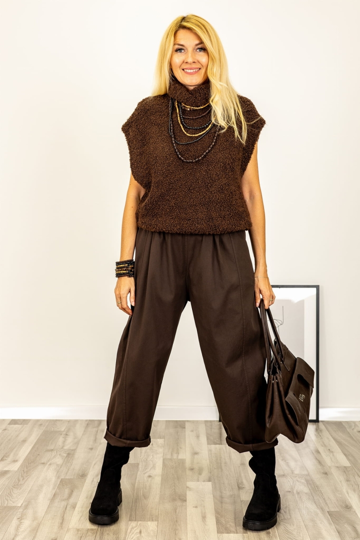 Golf bez rękawów. Stylowy, brązowy golf z wełny. Włoska moda.