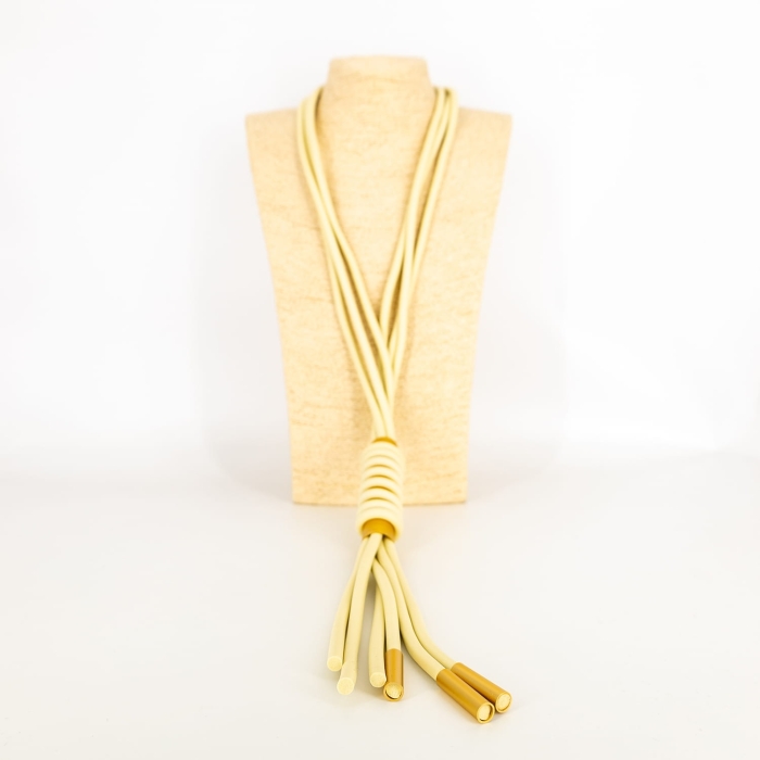 Jasnobeżowy naszyjnik Orsomarsoa z silikonowych sznurków, zakończony ozdobną rurką i frędzlami.