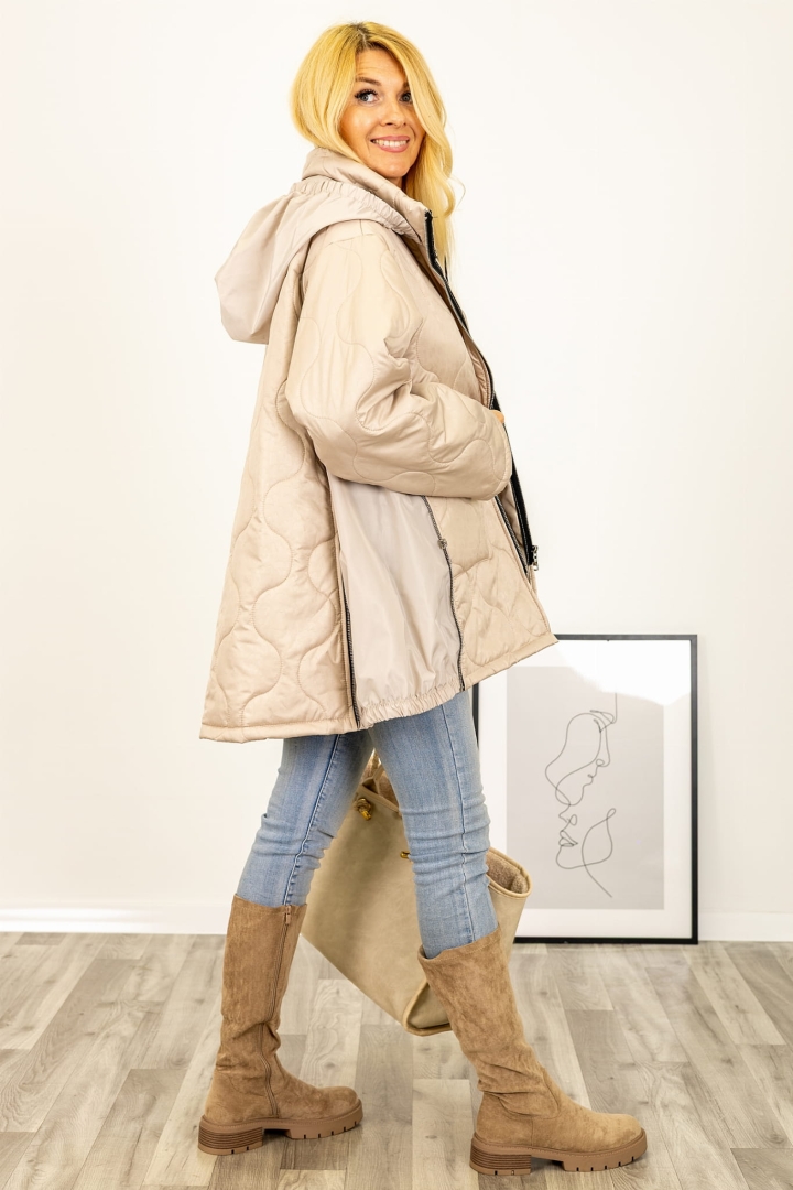 Ciepła kurtka przejściowa, pikowana, z fakturą panterki, z kapturem, stylowe damskie okrycie wierzchnie.