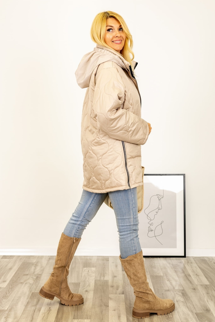 Włoska kurtka damska Acqua&Limone, pikowana, z regulacją szerokości, stylowa i komfortowa.