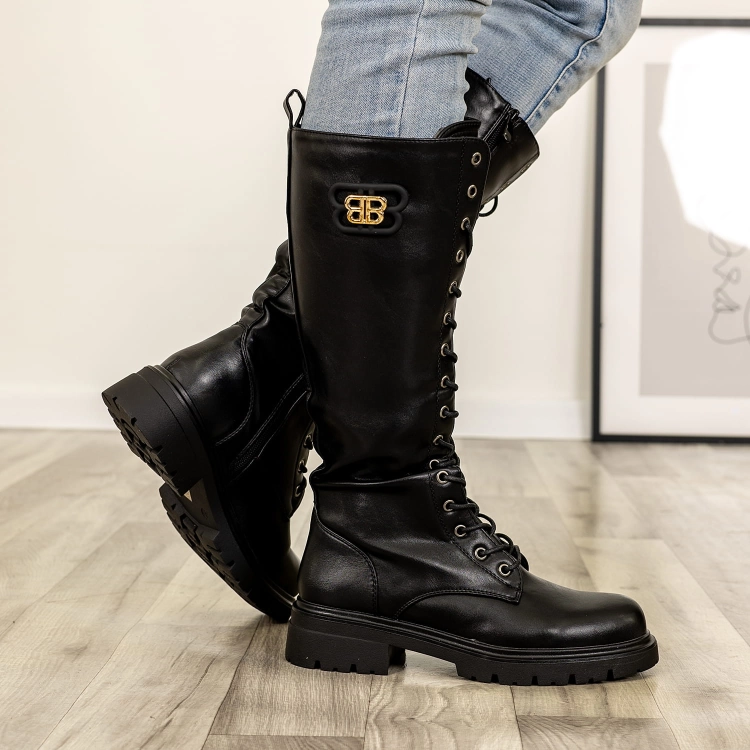 Modne, czarne workery z logo. Buty biker z grubą platformą, pasujące na co dzień.