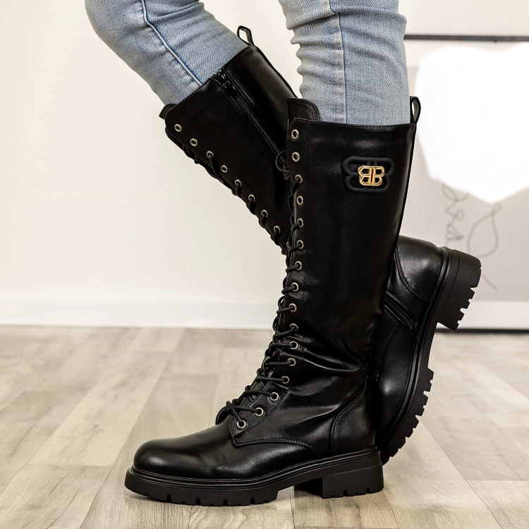 Buty Scandalea w kolorze czarnym. Ocieplane trapery z imitacji skóry, wygodne i modne.