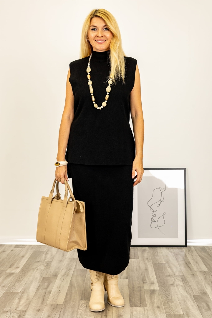 Bluzka Montefalconea w kolorze czarnym sweterkowa z półgolfem, bez rękawów, wiązana w pasie i wykonana z elastycznej prążkowanej dzianiny.