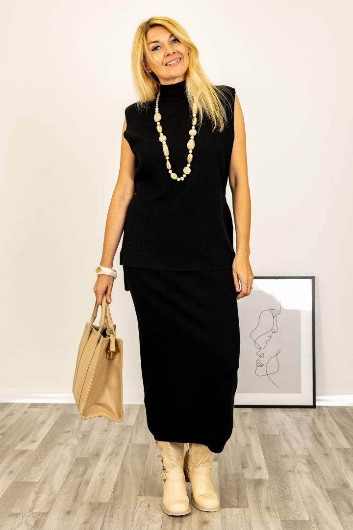 Czarna bluzka Montefalconea bez rękawów sweterkowa z półgolfem, asymetrycznym krojem i wiązaniem w pasie z prążkowanego materiału.