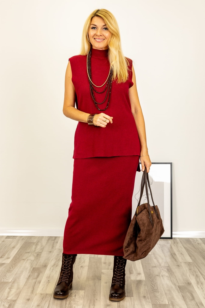 Sweterkowa bluzka Montefalconea bordowa z półgolfem, wiązaniem w pasie, asymetrycznym fasonem i prążkowaną fakturą.