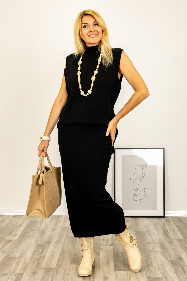 Długa spódnica w czerni. Elastyczna i ciepła, idealna na co dzień i na zimne dni.