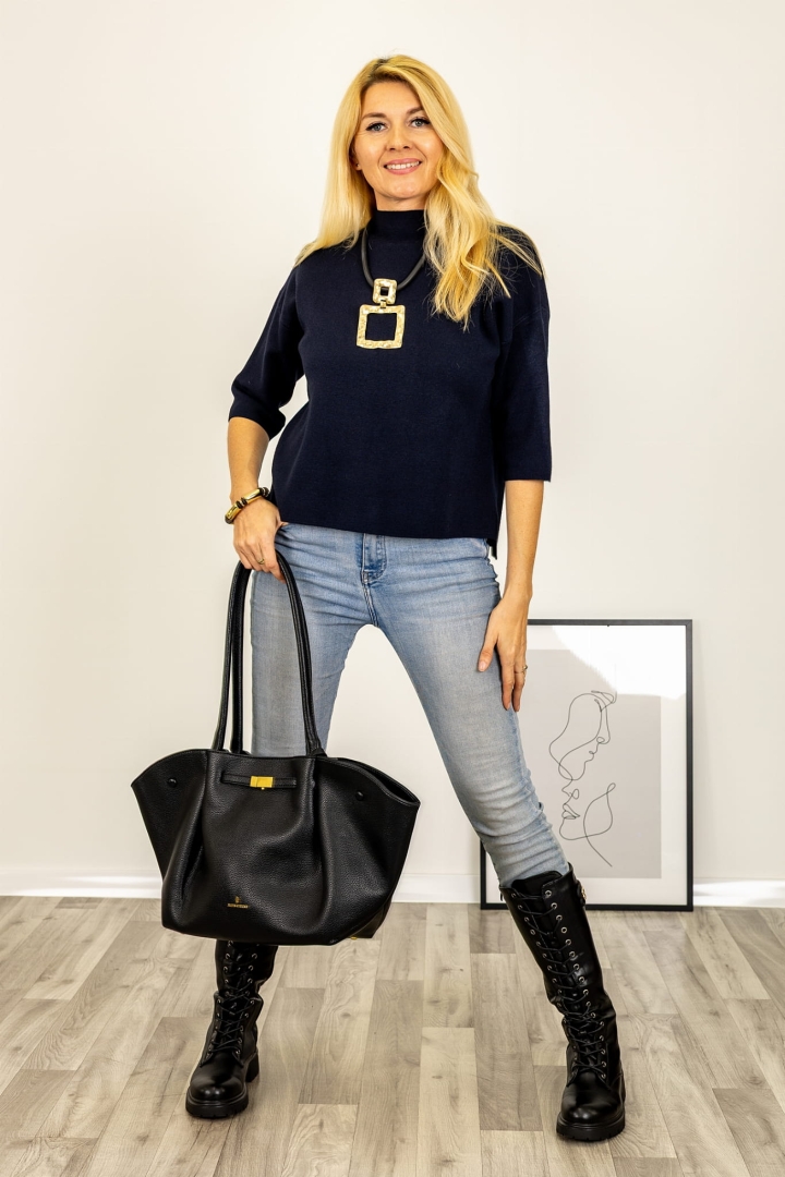 Granatowa bluzka dzianinowa Castrofilippoa z półgolfem, rozcięciami po bokach i rękawem 3/4 to stylowa opcja na co dzień.