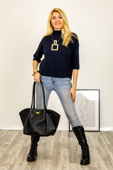 Granatowa bluzka dzianinowa Castrofilippoa z półgolfem, rozcięciami po bokach i rękawem 3/4 to stylowa opcja na co dzień.