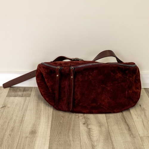 Saszetka biodrowa Pietravairanoa bordowa cross body bag z regulowanym paskiem i matowym przodem.