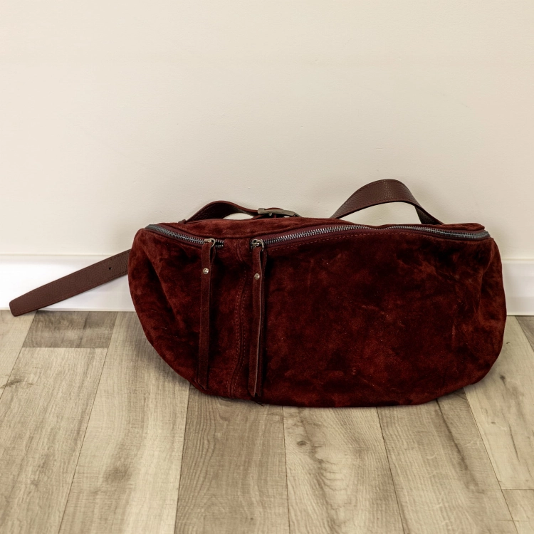 Saszetka biodrowa Pietravairanoa bordowa cross body bag z regulowanym paskiem i matowym przodem.