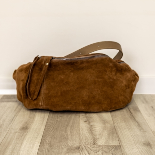Saszetka biodrowa Pietravairanoa czekoladowa cross body bag z regulowanym paskiem i matowym przodem.