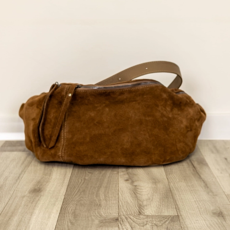 Saszetka biodrowa Pietravairanoa czekoladowa cross body bag z regulowanym paskiem i matowym przodem.