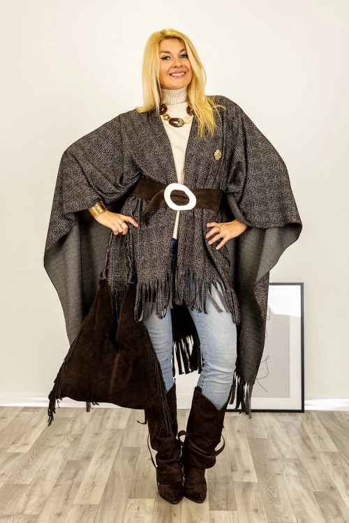 Stylowe ponczo Guamaggiorea w kratę brązowo-beżowe oversize z frędzlami i dłuższym tyłem.