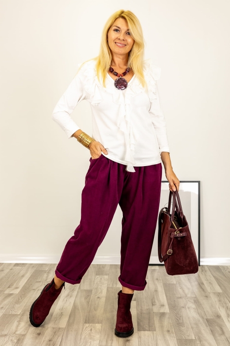 Bluzka Casalanguida biała damska elegancka z falbankami przy dekolcie V i długim rękawem.