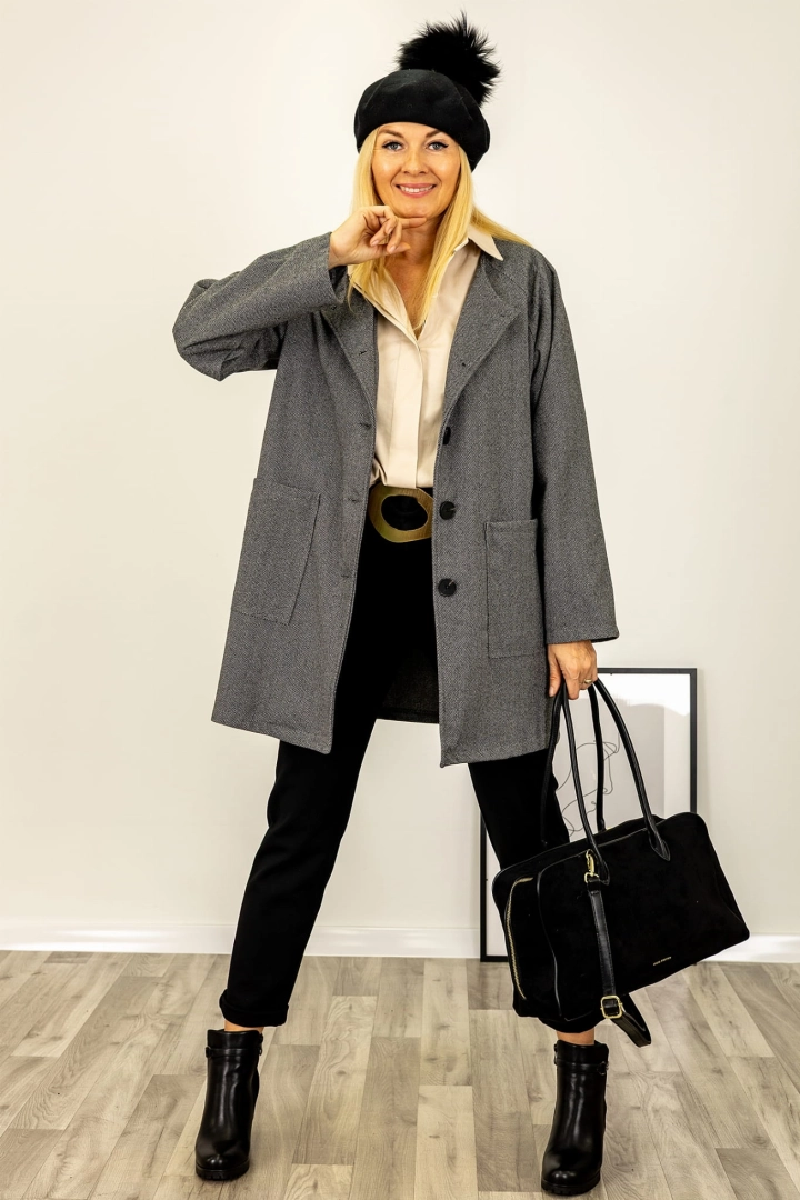 Płaszcz Ceregnanoa szary w jodełkę krótki z guzikami i kieszeniami w stylu klasycznym Antaresa.