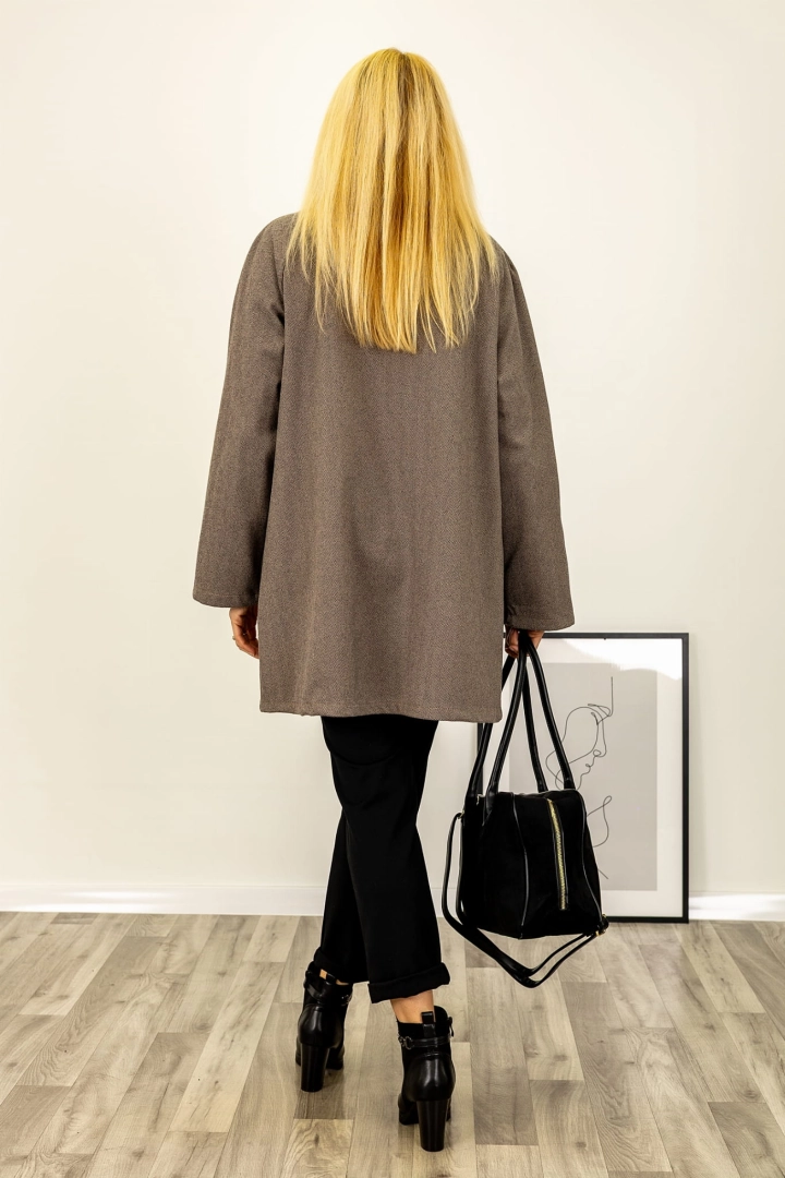 Stylowy płaszcz Ceregnanoa brązowy w jodełkę krótki wiązany w talii w stylu casualowym Antaresa.